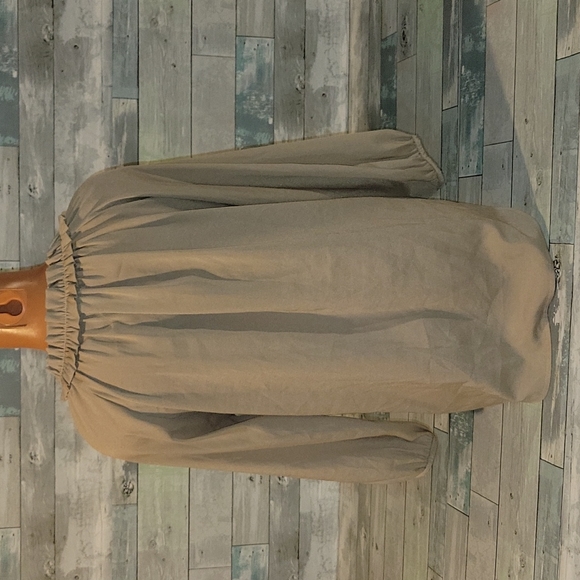 Renee c. Beige Shirt/Top sz Medium - Picture 3 of 3